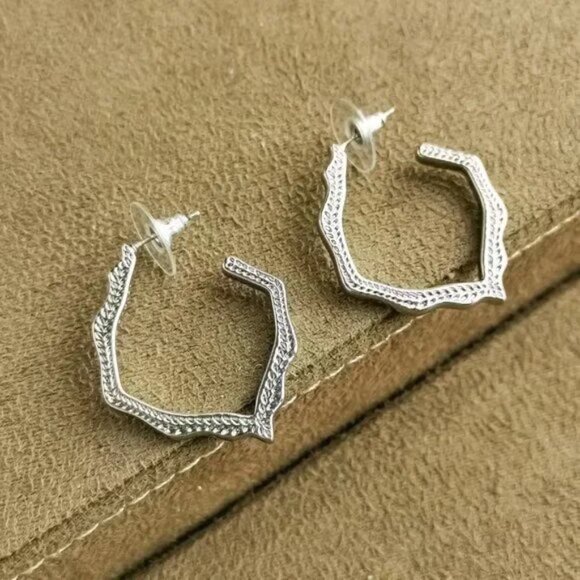 Kendra Scott Stud Earrings - Picture 2 of 3